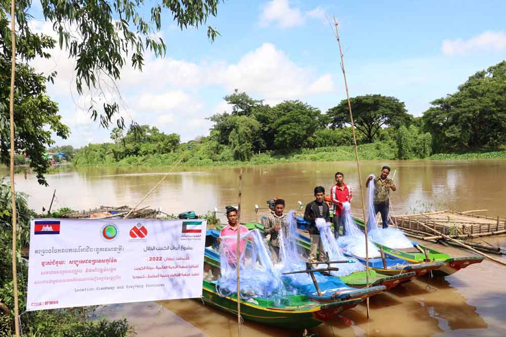 "الرحمة العالمية" وزعت قوارب صيد على الأسر المتعففة في كمبوديا